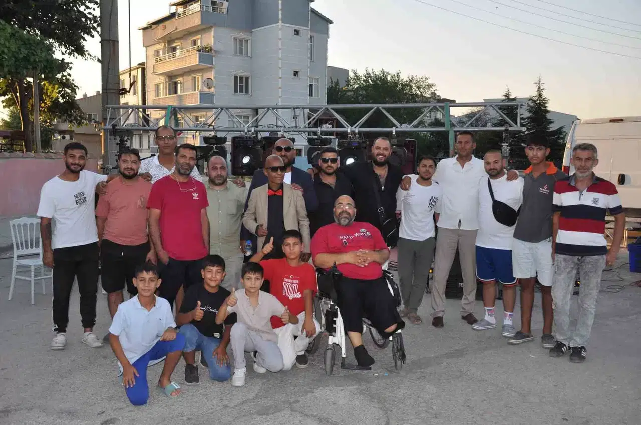 21 Yaşındaki Müzik Tutkunu Kanser Hastasına Arkadaşları Doğum Günü Sürprizi Yaptı