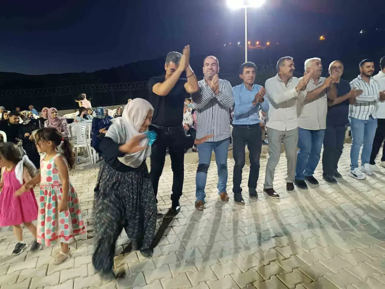 83 Yaşındaki Şerife Nene, Bitmeyen Gücüyle 2 Saat Halay Çekti