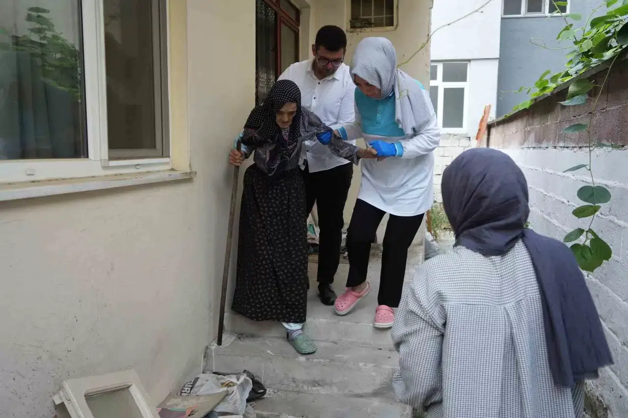 94 Yaşındaki Ninenin Dramı...sosyal Medyada Paylaşıldı, Konuk Meskenine Kaldırıldı