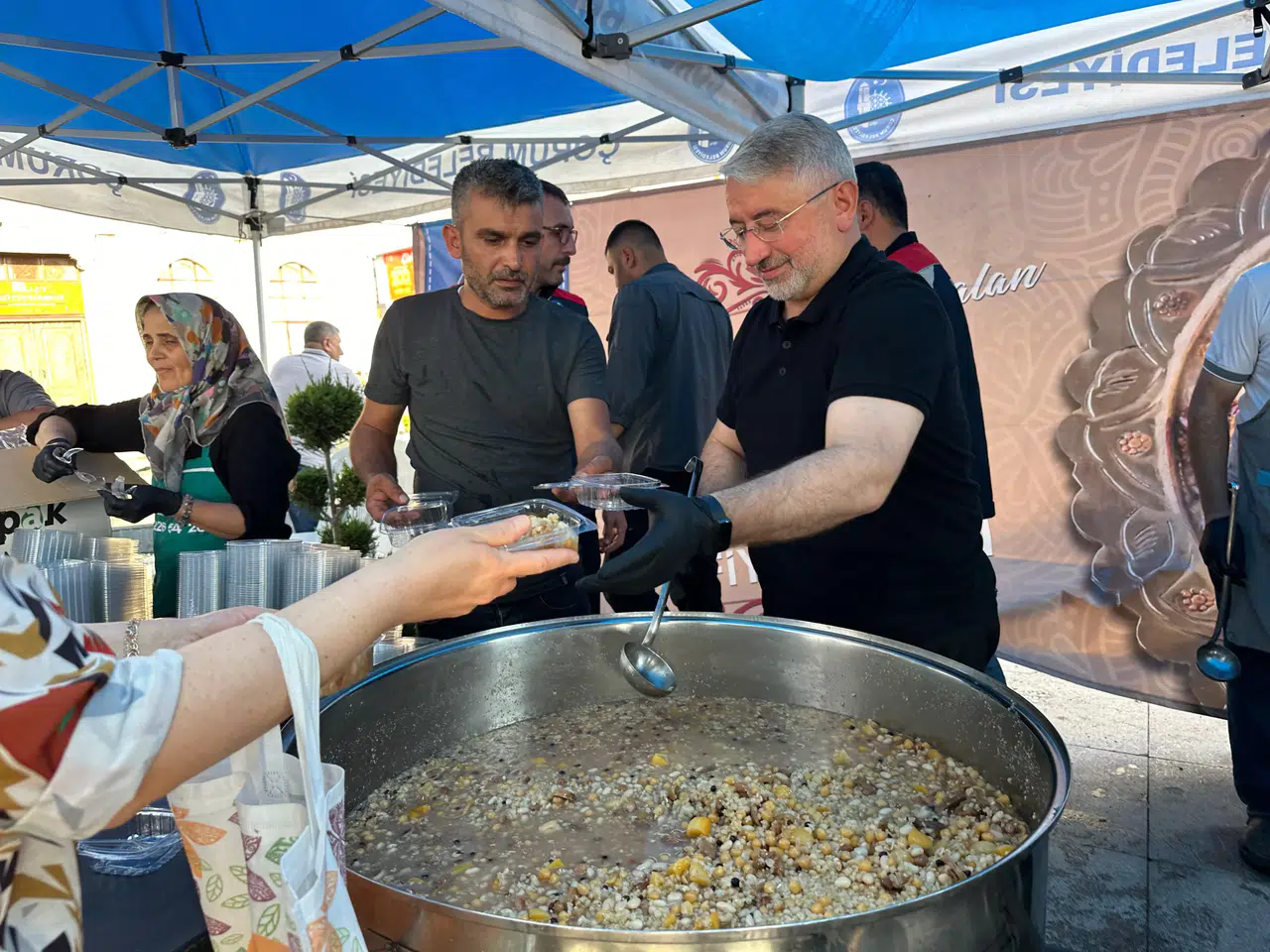 Belediyeden Aşure İkramı Etti