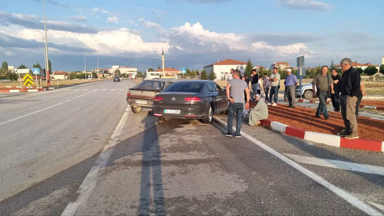 İki Otomobil Çarpıştı