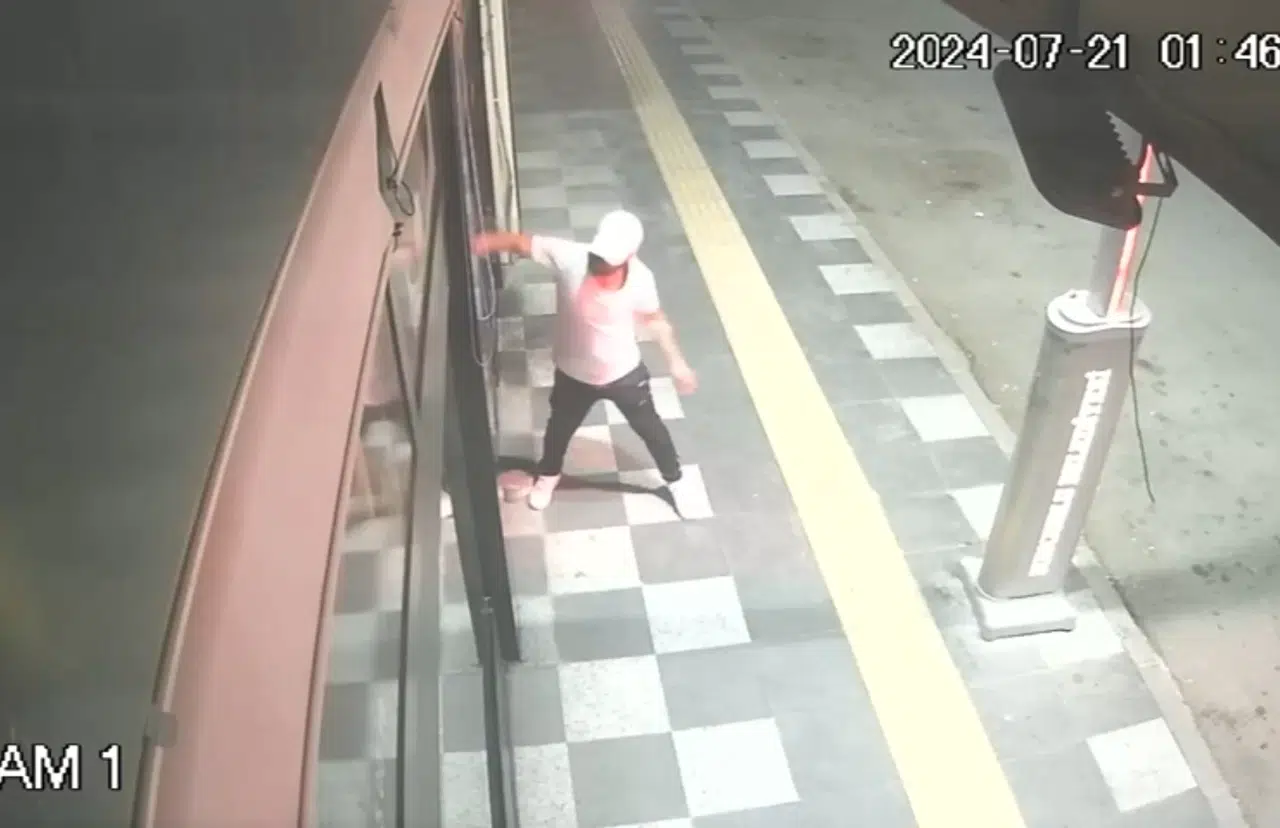 İş Yerinin Camlarını Taşla Kırdı, O Anlar Kamerada