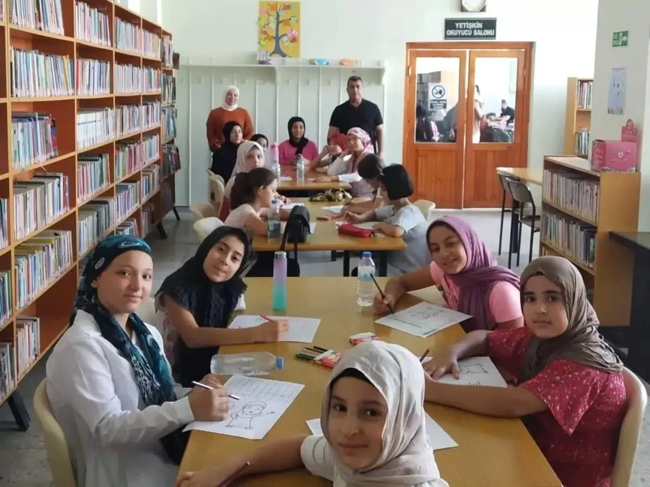 Kur'an Kursu Öğrencileri Kütüphanede