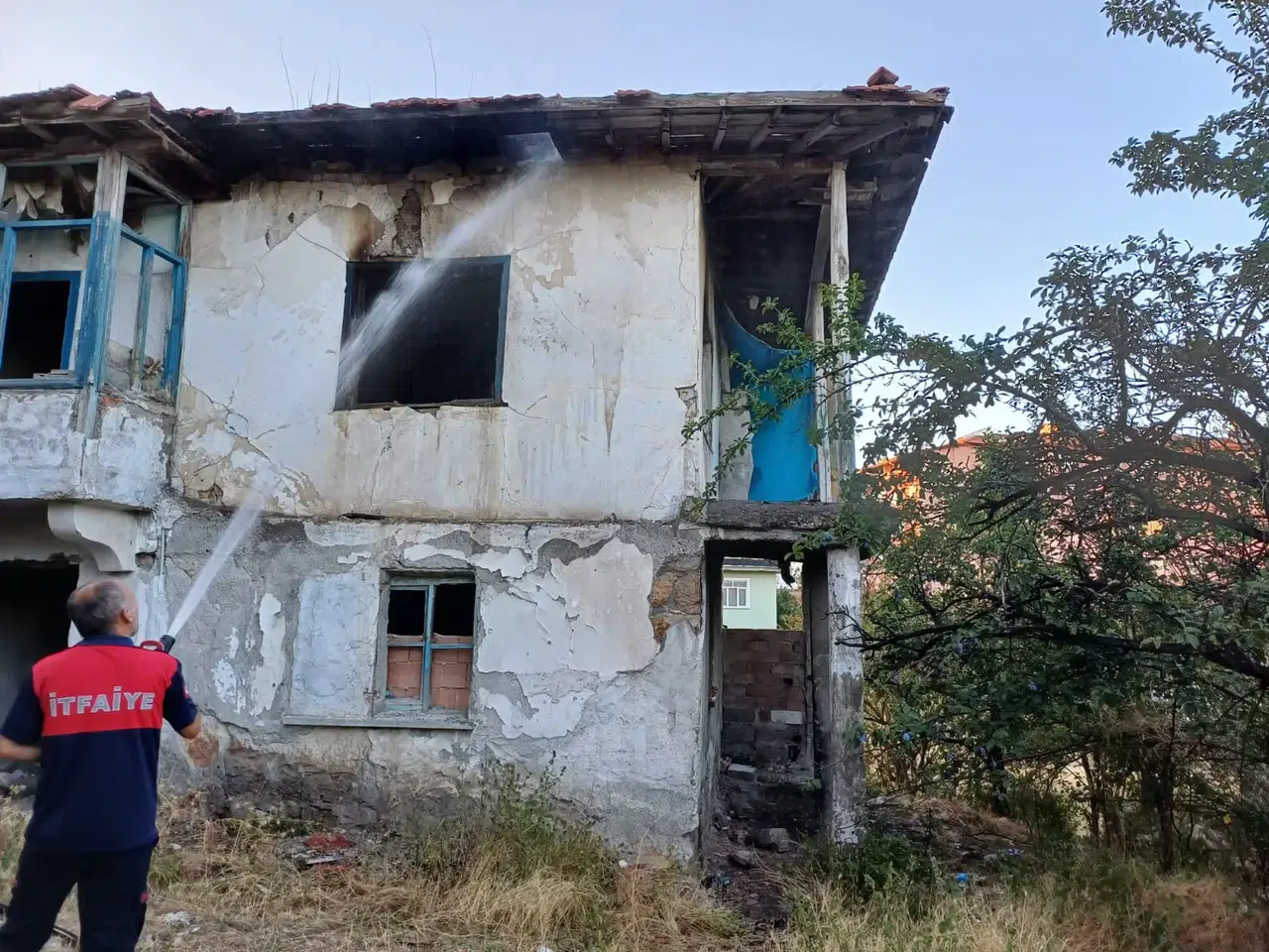 Metruk Evde Çıkan Yangın Söndürüldü