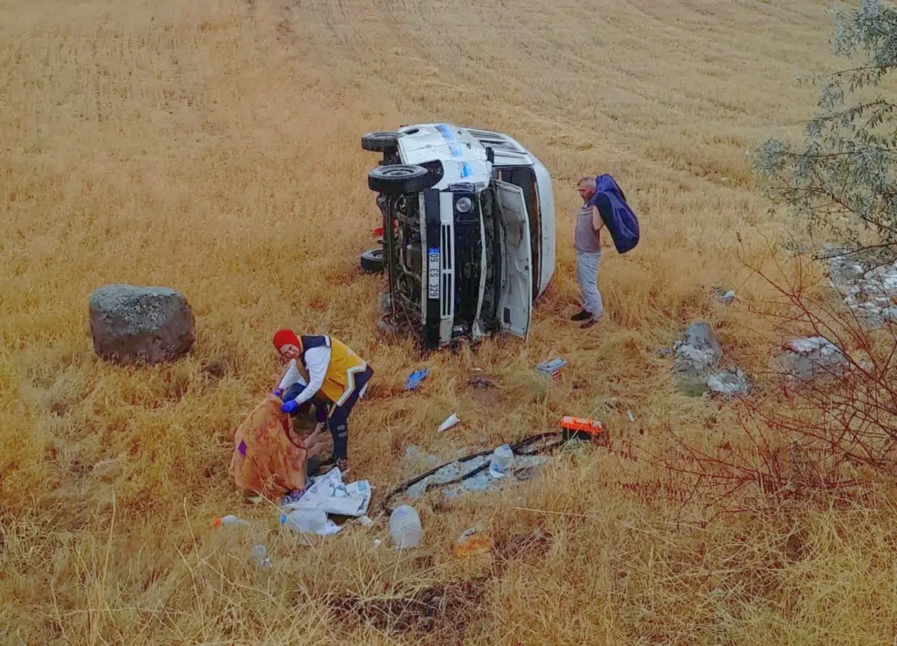 Minibüs Buğday Tarlasına Devrildi: İki Yaralı