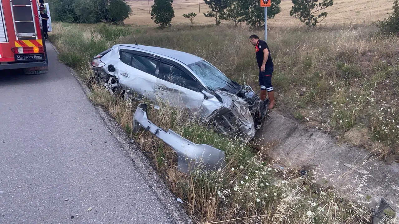 Otomobil Şarampole Devrildi