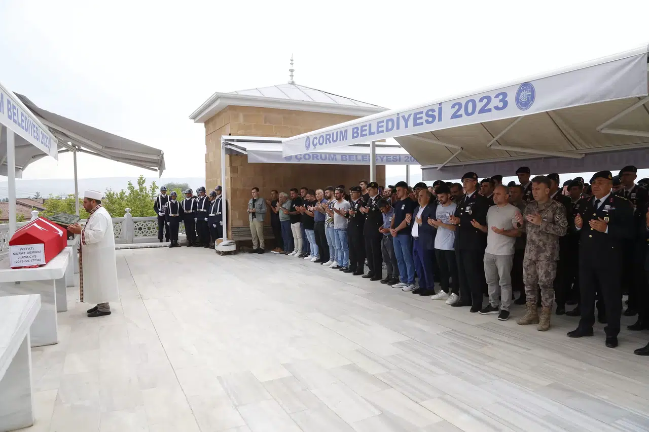 Vali Dağlı Uzman Çavuşun Cenazesine Katıldı