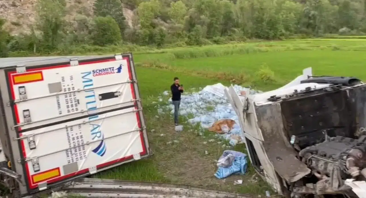 Yoldan Çıkan İki Tır Çeltik Tarlasına Devrildi
