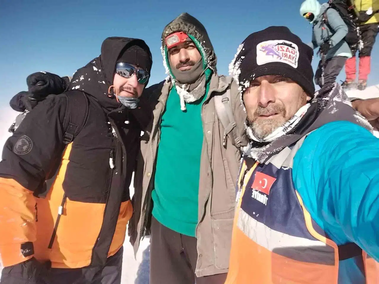 Ağrı Dağı’nda Dağcılar Kar ve Fırtınaya Karşın Doruğa Ulaştı