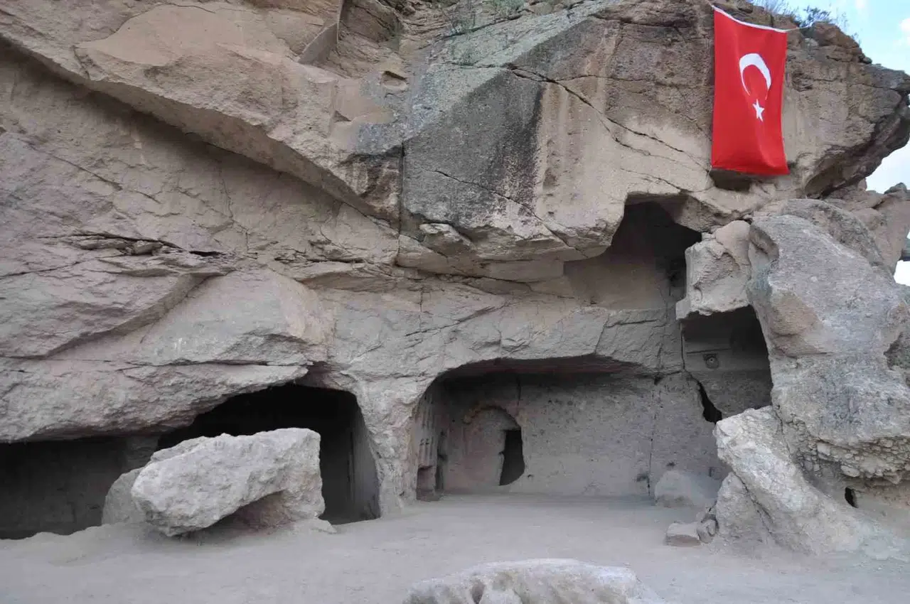 Ani Ören Yeri’nde Birinci Kaya Mescidi Gün Yüzüne Çıkarıldı