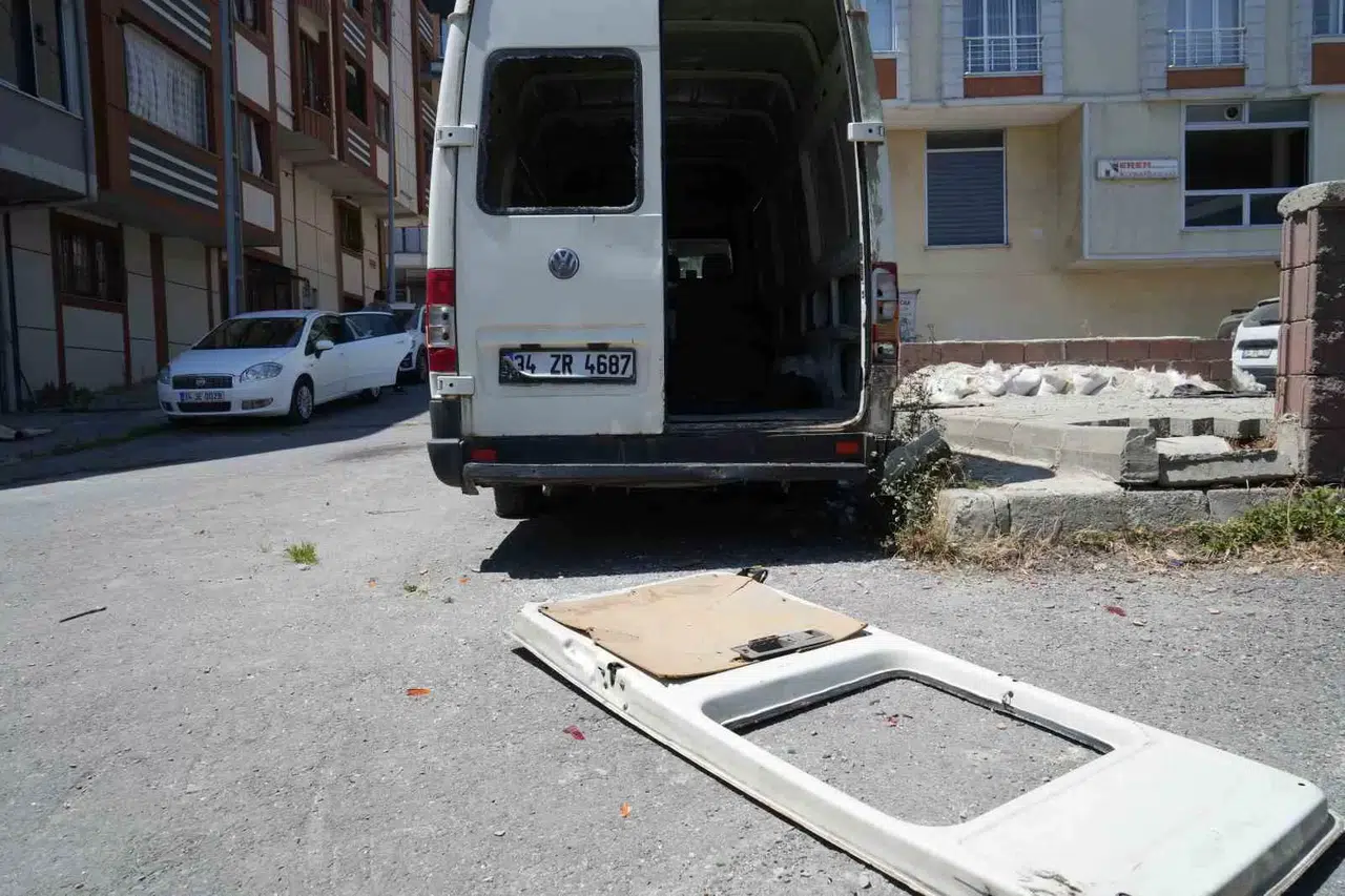 Arnavutköy’de Terk Edilmiş Araçlar Mahallelinin Kaygılı Düşü Oldu