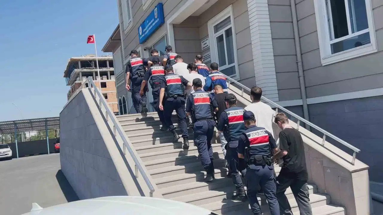Bakanın İsmiyle Toplumsal Medyada Dolandırıcılık: 4 Vilayette Operasyonda 7 Gözaltı