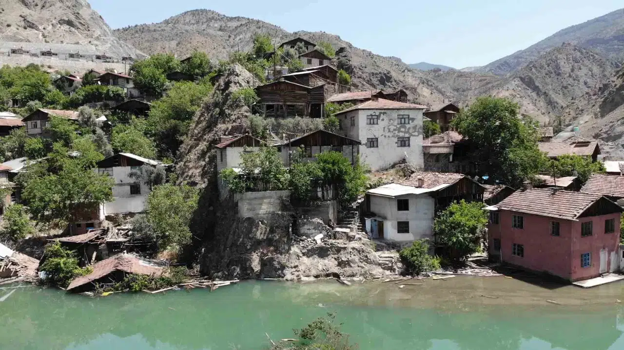 Baraj Suları Konutunun Duvarına Dayandı: 75 Yaşındaki Sebaha Nine Koca Köyde Tek Başına Mahsur Kaldı