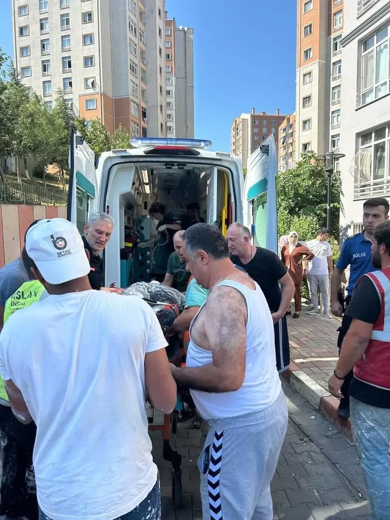 Başakşehir’de İnşaat Çalışanları Çöken İskelenin Altında Kaldı: 2 Ağır Yaralı