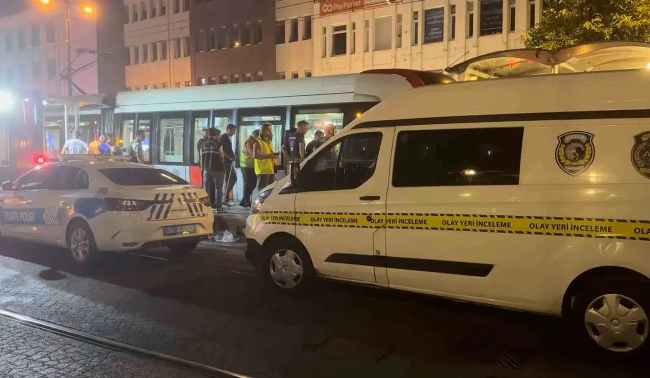 Beyazıt’ta Raylara Düşen Adam Tramvayın Altında Kalarak Öldü