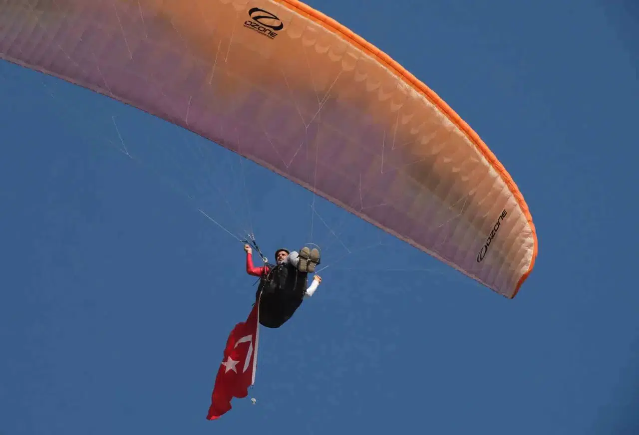 Bir Bardak Su ve Bir Muz ile 13 Saat Havada Kaldı