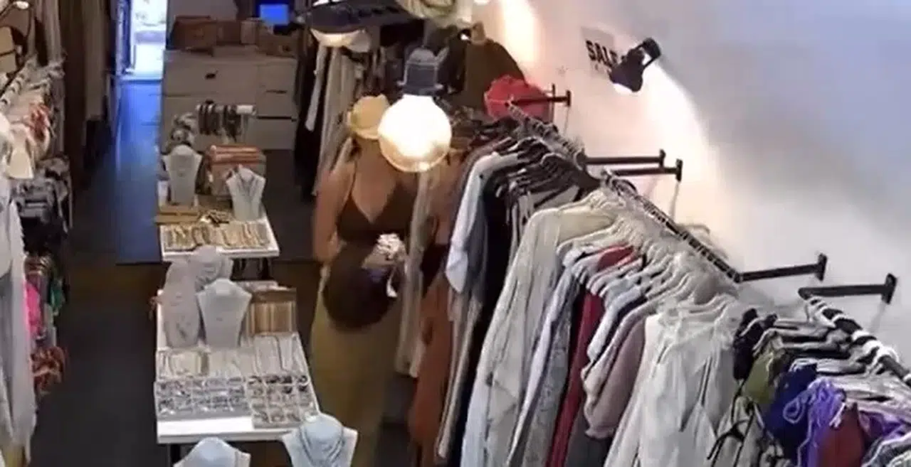 Çeşme’de Hırsızlık Yapan Turist, İş Yeri Sahibine Mail Atıp Özür Diledi... Hırsızlık Anları Kamerada