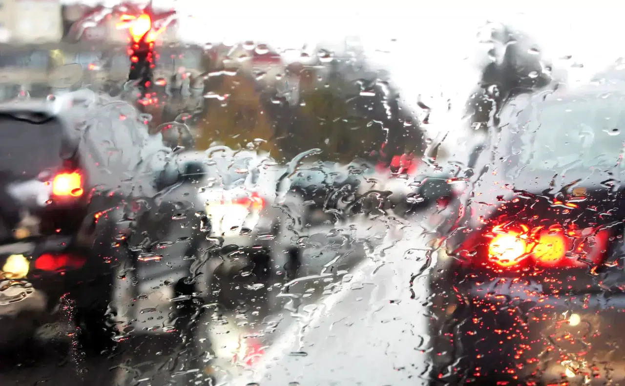 Kuvvetli Yağış Amasya Yolunu Trafiğe Kapattı