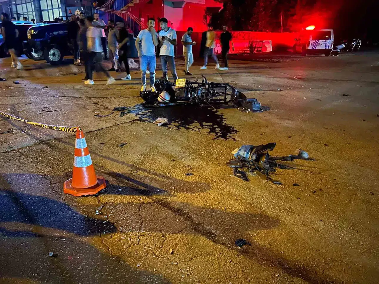 Denetimden Çıkan Araba Karşı Şeride Geçip Motosiklete Çarptı: 2 Ağır Yaralı