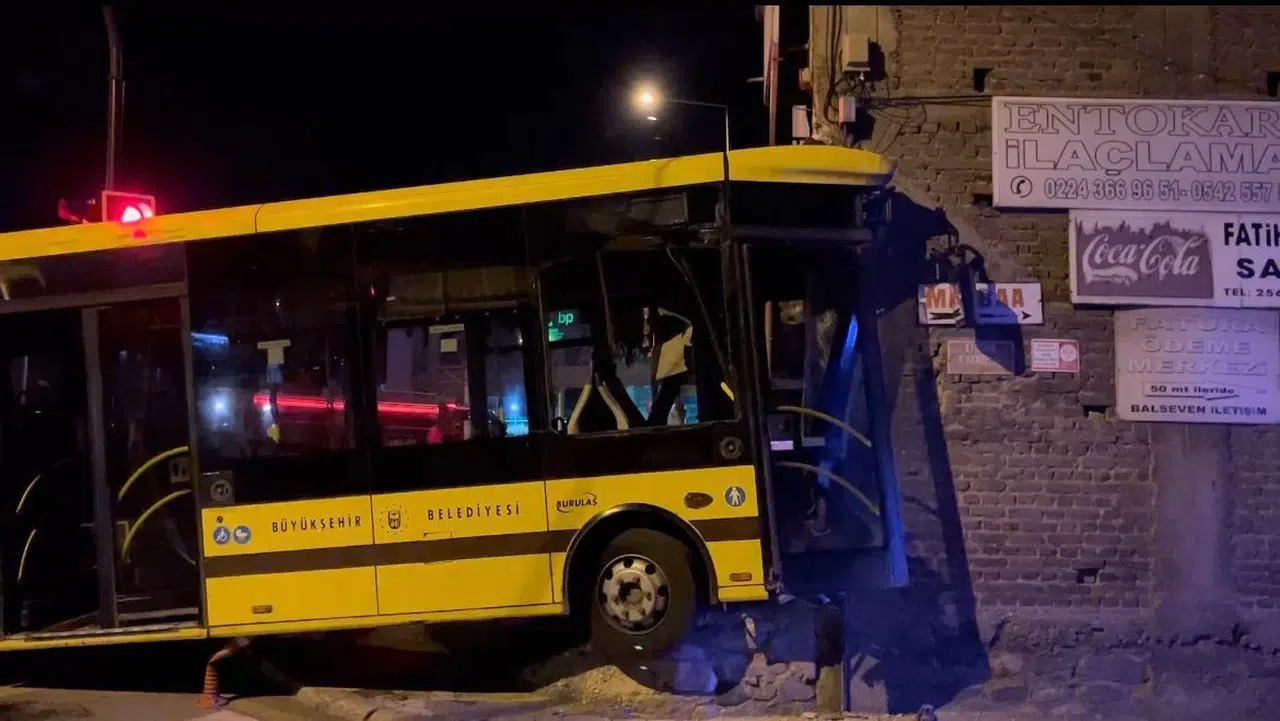 Denetimden Çıkan Belediye Otobüsü, Tamirci Dükkanına Girdi