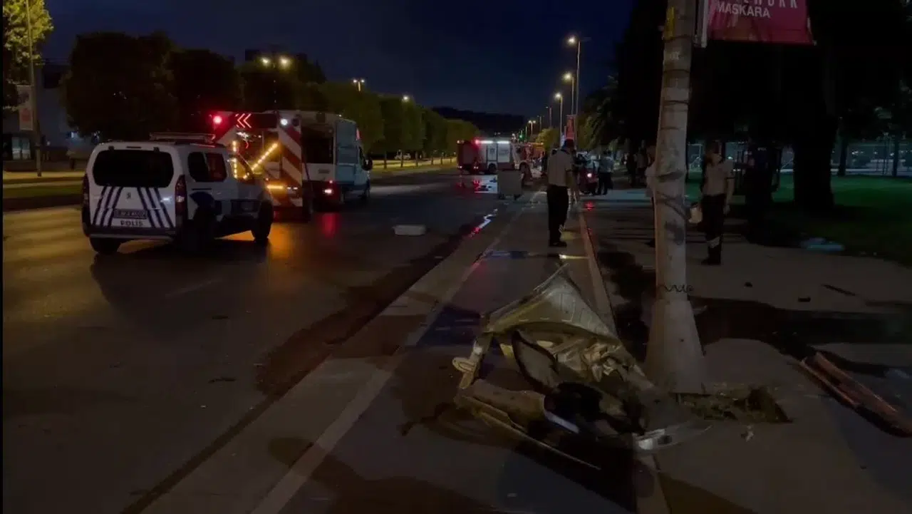 Denetimden Çıkan Hafif Ticari Araç Bariyere ve Elektrik Direğine Çarptı: 3 Yaralı