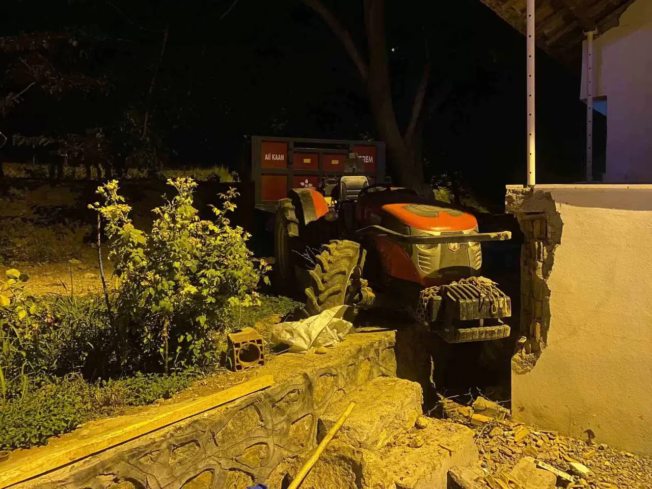 Denetimden Çıkan Traktör Dehşet Saçtı: 2 Meyyit, 2 Yaralı