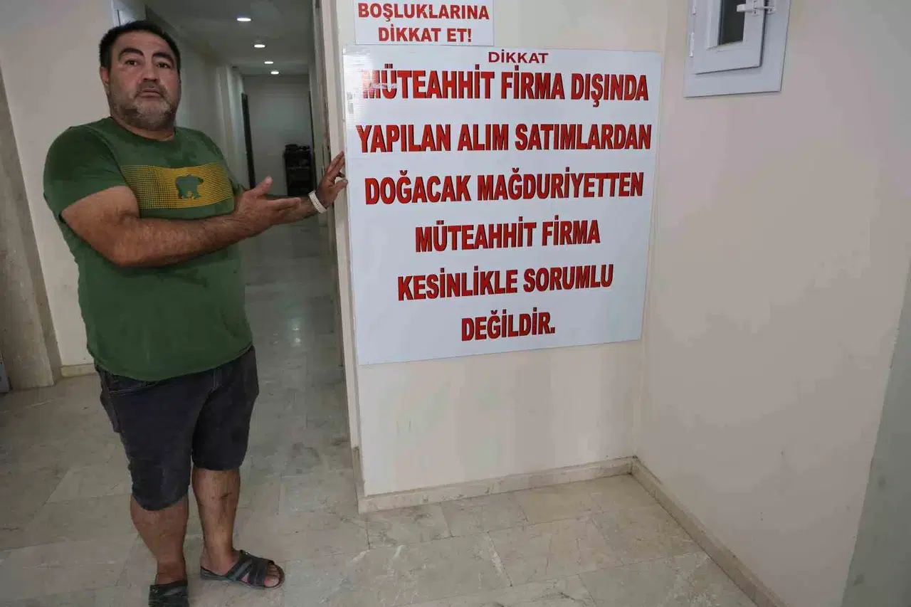 Dolandırıldığını Öne Süren Müteahhit Evvel Dairenin Kapısını Betonla Kapattı, Sonra ’Afişli’ Reaksiyon Gösterdi