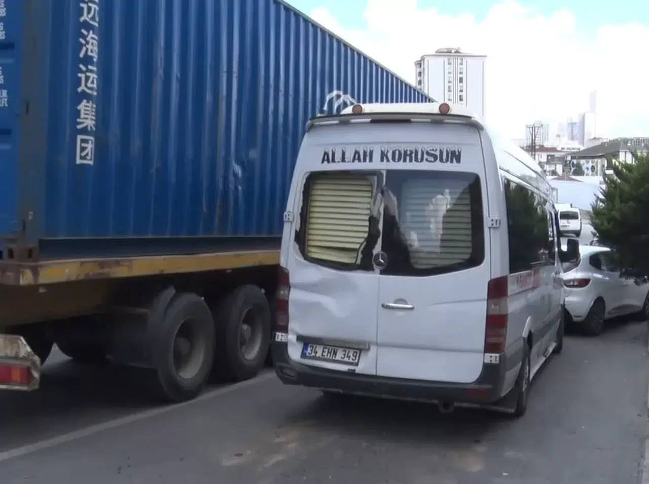 Esenyurt’ta Freni Boşalan Tır, 5 Araca Çarptı: Yolun Ortasında Minibüsten İnen Bayan Araçların Ortasında Sıkıştı