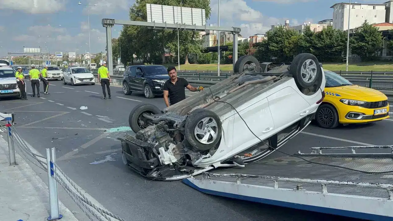 Fatih’te Bariyerlere Çarpan Araba Takla Attı