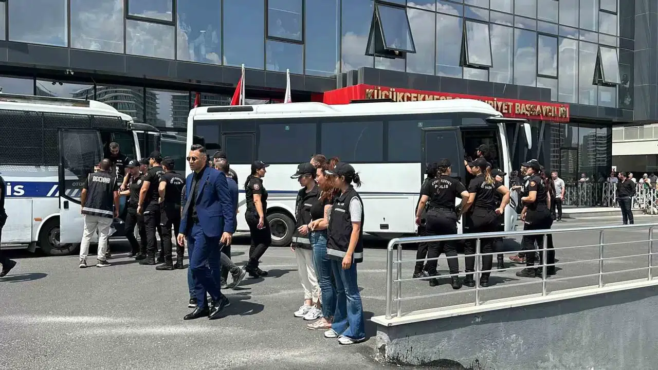 Fenomen Soruşturmasında Gözaltına Alınan Neslihan ve İnanç Güngen’in de Ortalarında Bulunduğu 45 Kuşkulu Adliyede