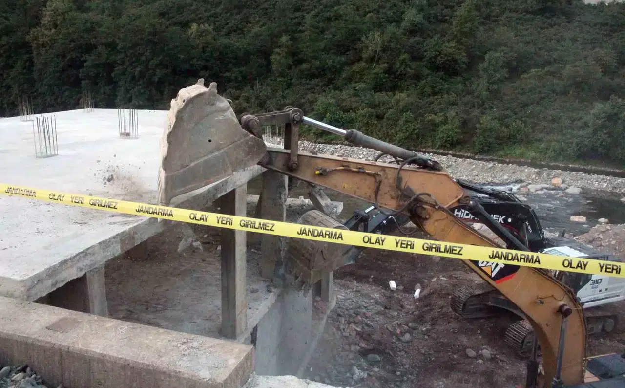 Giresun’da Dere Yatağına Yapılan O İnşaata Yıkım Kararı Jet Süratiyle Uygulandı