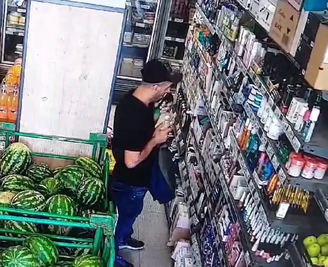 Havaların Isınması Hırsızları da Tesirleri, Deodorant Seçip Çalan Şahıs Kamerada