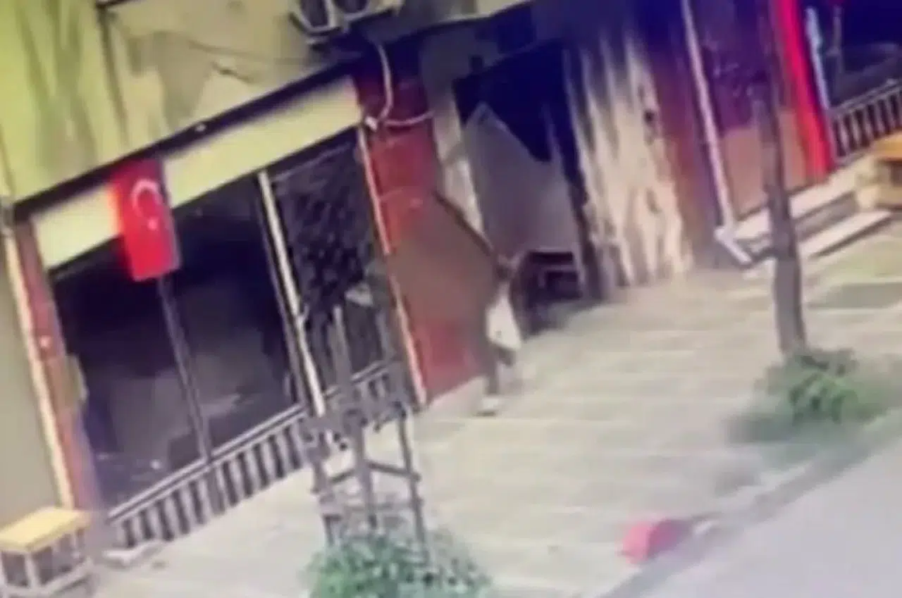 İstanbul’da Enteresan Hırsızlık Kamerada: Apartmanın Kapısını Söküp Çaldı