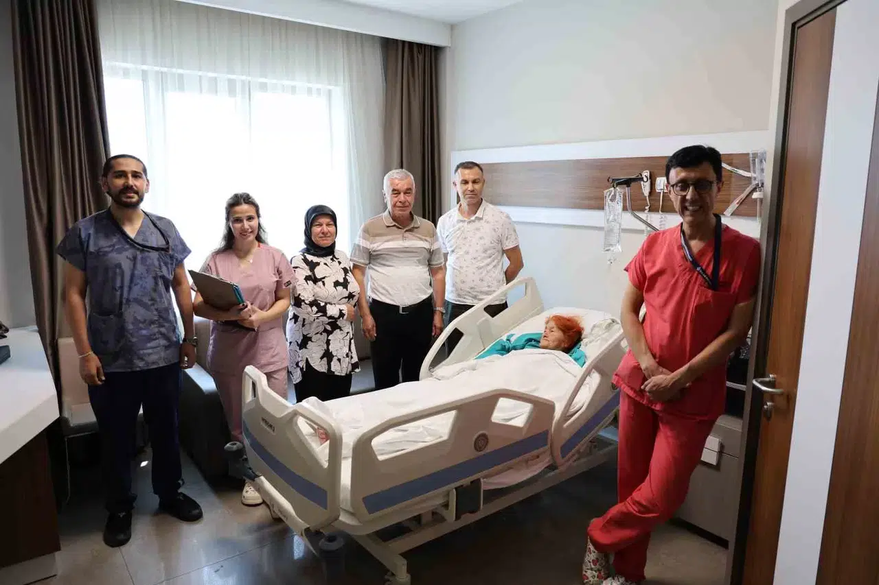 Kahramanmaraş’ta 88 Yaşındaki Bayanın Böbreğinden 4 Santim Taş Çıktı