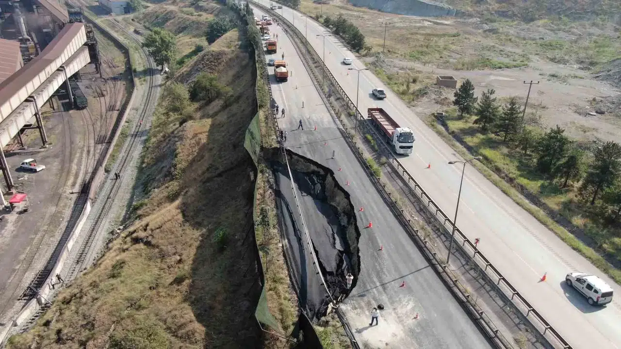 Karayolu Büsbütün Çökünce Demir Yolu da Ulaşıma Kapandı