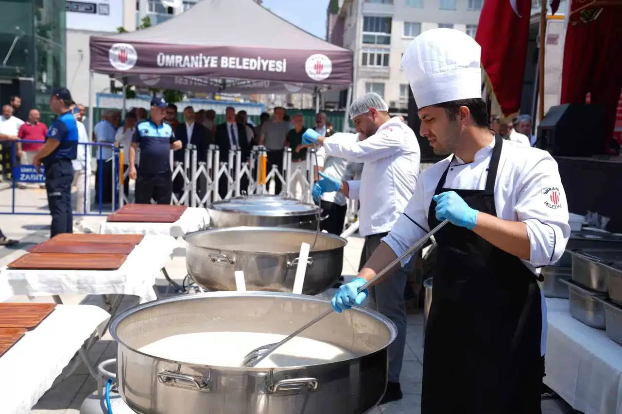 Klâsik Aşure İkramı Binlerce Kişiyi Buluşturdu