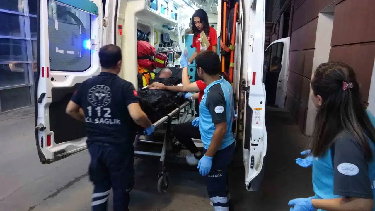 Komşular Ortasında Bıçaklı, Silahlı Arbede Kamerada: 4 Yaralı