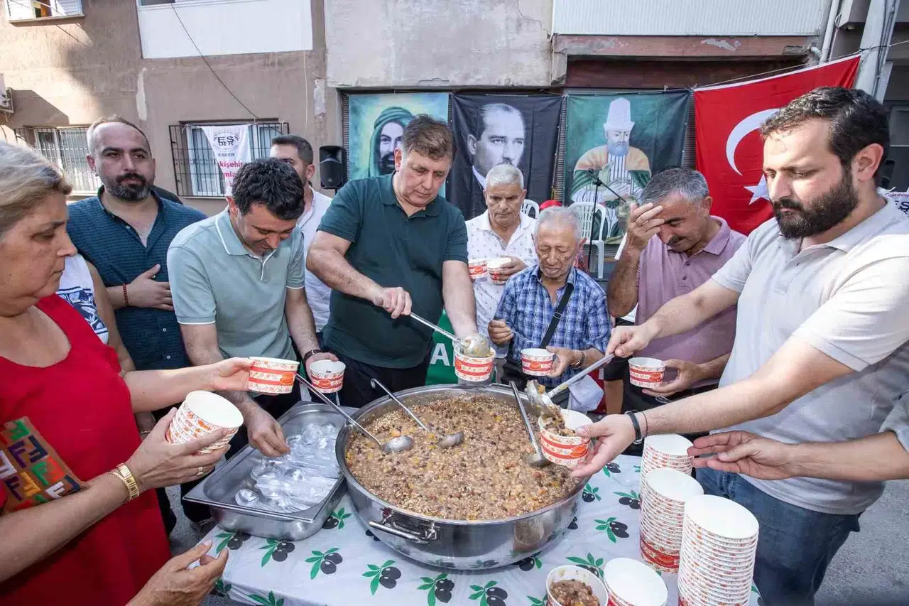 Lider Tugay, Örnekköy’de Aşure Dağıttı