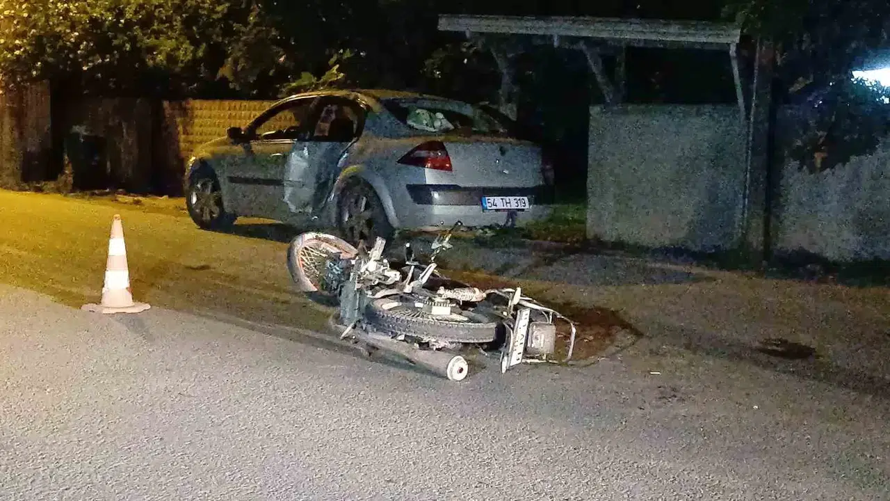 Motosiklet ile Araba Çarpıştı: 4 Yaralı