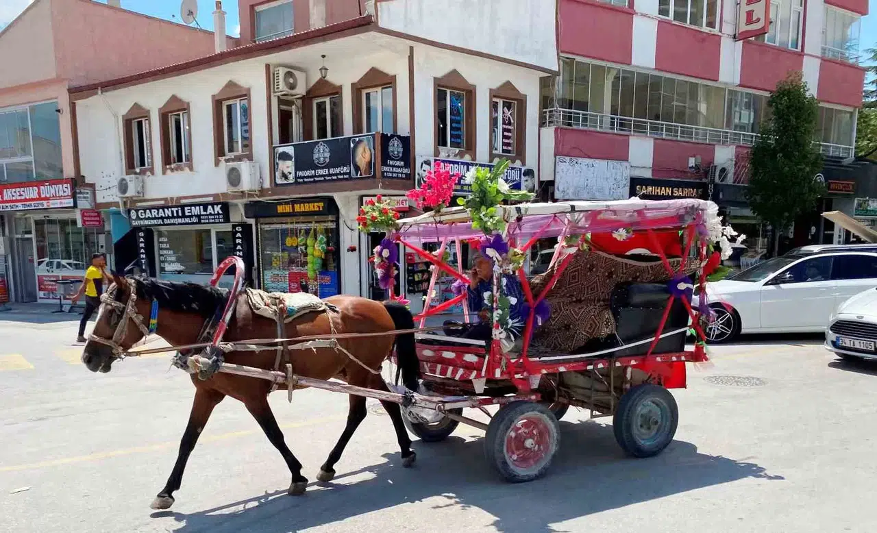 Nostaljik At Otomobiliyle Düğün ve Sünnetlerde Seyahat Keyfi İlgi Görüyor