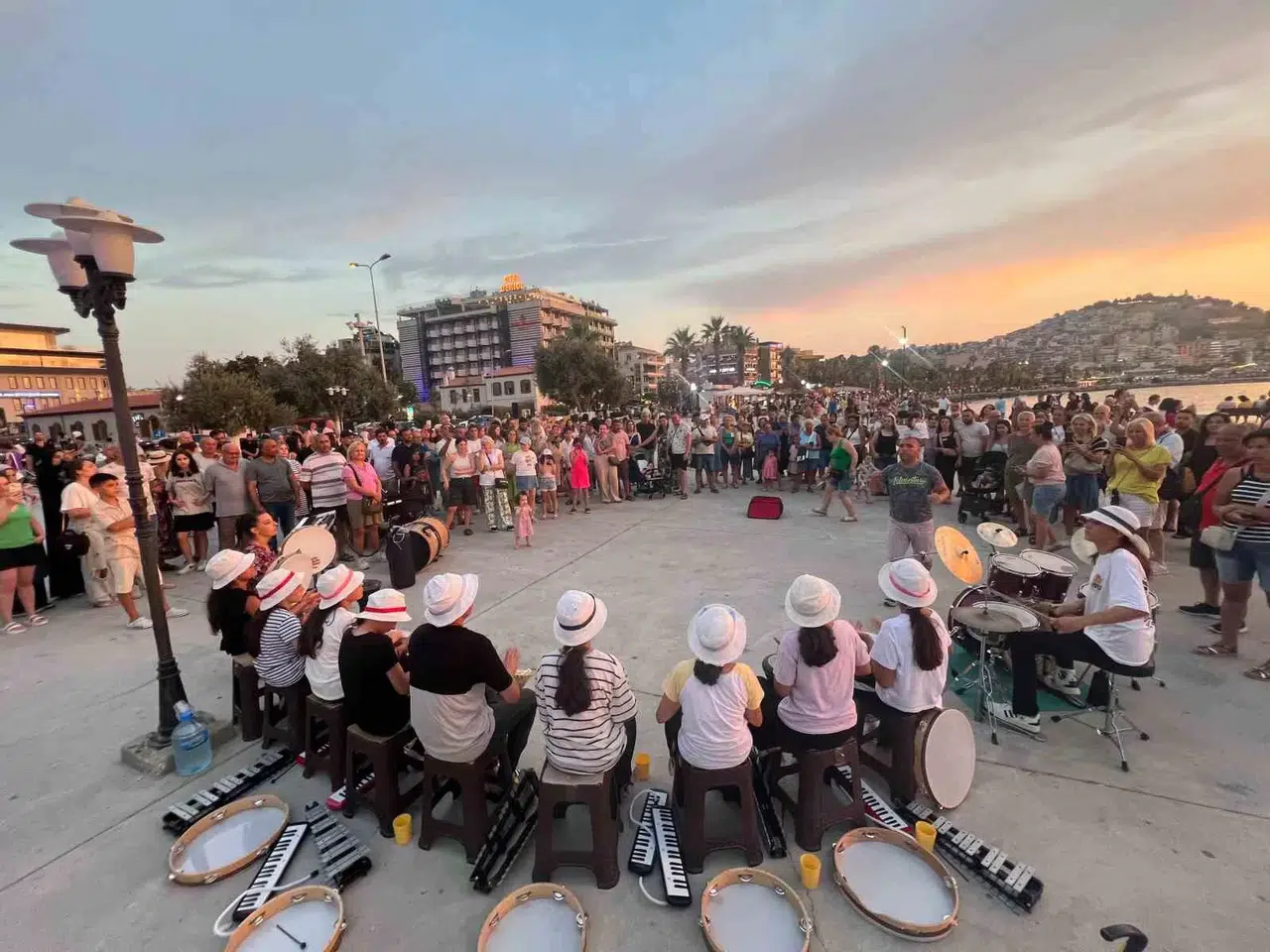 (Özel) Köy Çocukları Tatilde Binlerce Turiste Konser Verdi