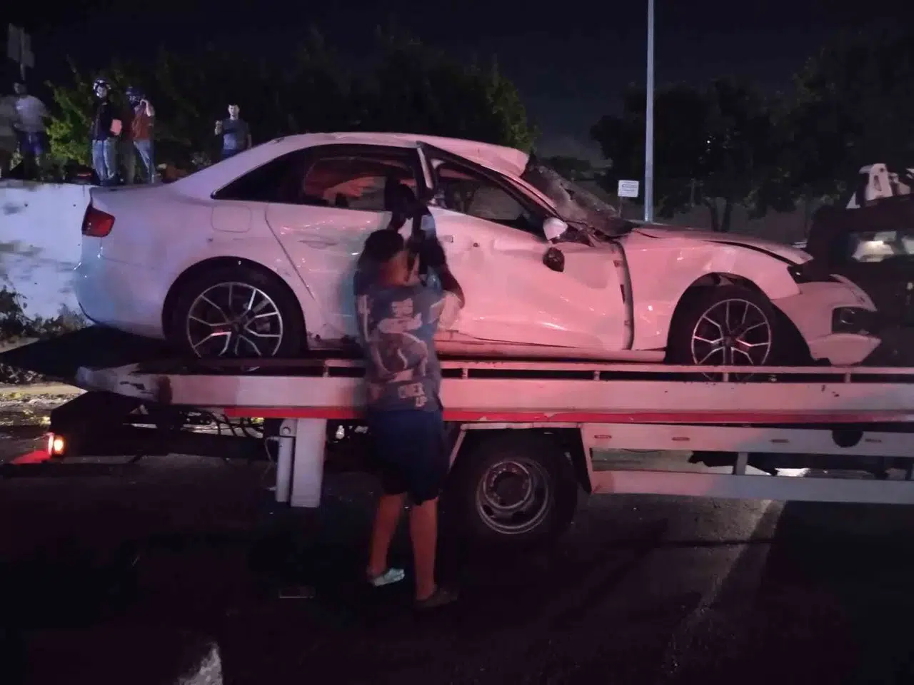 Pendik’te Denetimden Çıkan Araba Bariyeri Aşıp Yola Devrildi