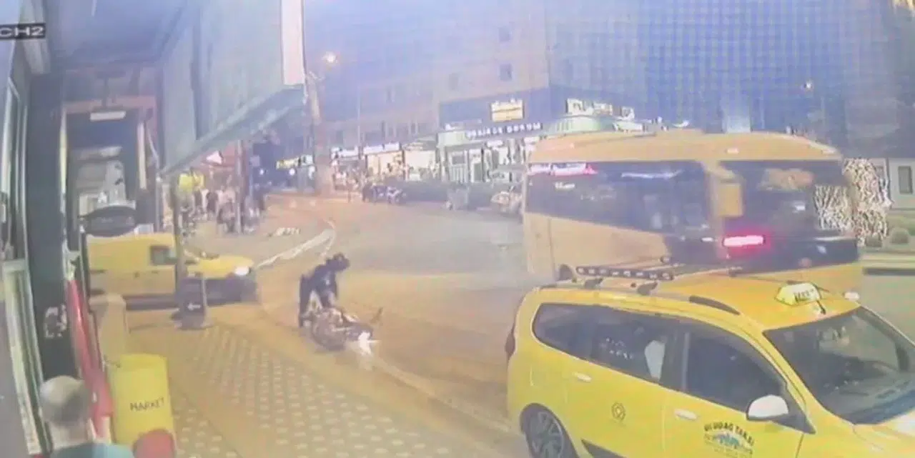 Sakar Silahlı Saldırgan Kamerada... Düşe Kalka Amaç Aldı İş Yerine Art Geriye Ateş Açtı
