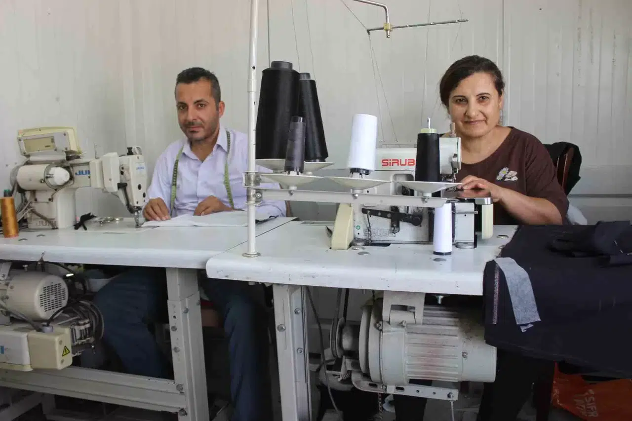 Sarsıntının Yıkamadığı 30 Yıllık Terzi Kardeşler, Mesailerini Konteyner İş Yerinde Sürüdrüyorlar
