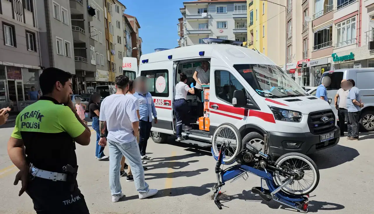Caddede Otomobille Motosiklet Çarpıştı