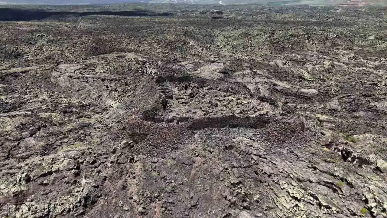 Sönmüş Lavların Ortasındaki Kale, Gizemini Koruyor