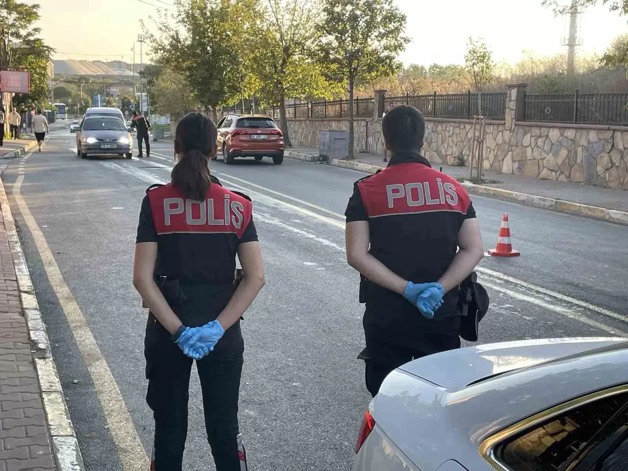 Sultangazi’de Narkotik Uygulamasında Aranan 2 Şahıs Yakalandı