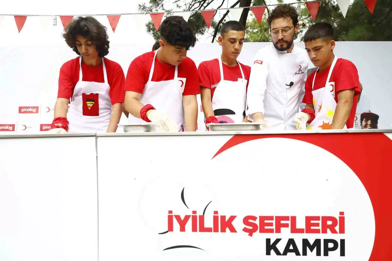 Ünlü Şef Danilo Zanna Kızılay’ın Kampında Öğrencilerle Deneyimlerini Paylaştı