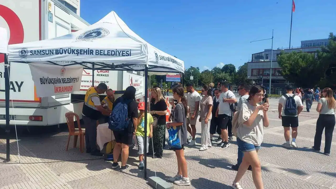 Vatandaşlara Fiyatsız Limonata ve Su İkramı