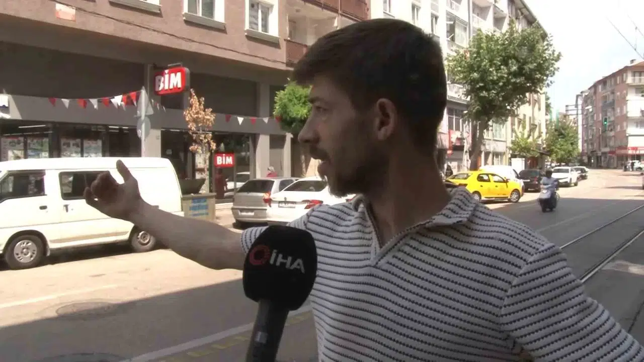 Yağmurun Şiddetini Çekerken Az Kalsın Motokuryenin Öldüğü Kazayı Çekecekti
